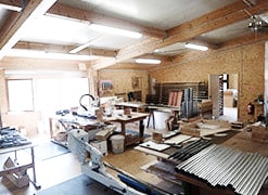 Orgelpfeifen und Maschinen auf Tischen in Werkstatt