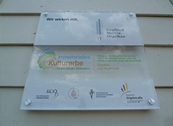 Büroschild an weißer Wand