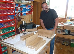 Andreas Brehm fertigt ein Ersatzteil für eine Orgel in der Werkstatt