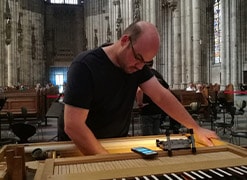 Thomas Hildner arbeitet an Orgel in Kirche
